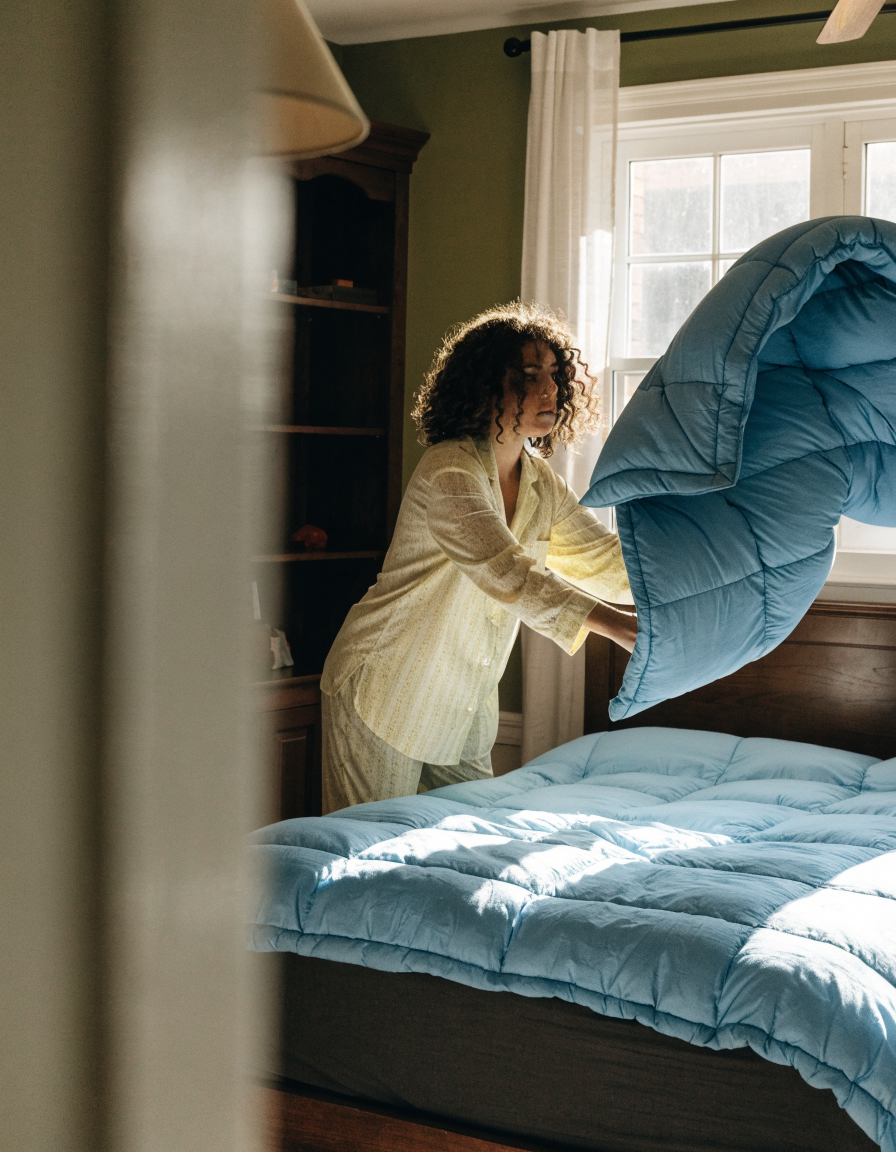 Making the bed in seconds with the EasySleep Comforter